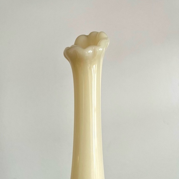 Vintage Fenton swung bud vase marked - Picture 2 of 4